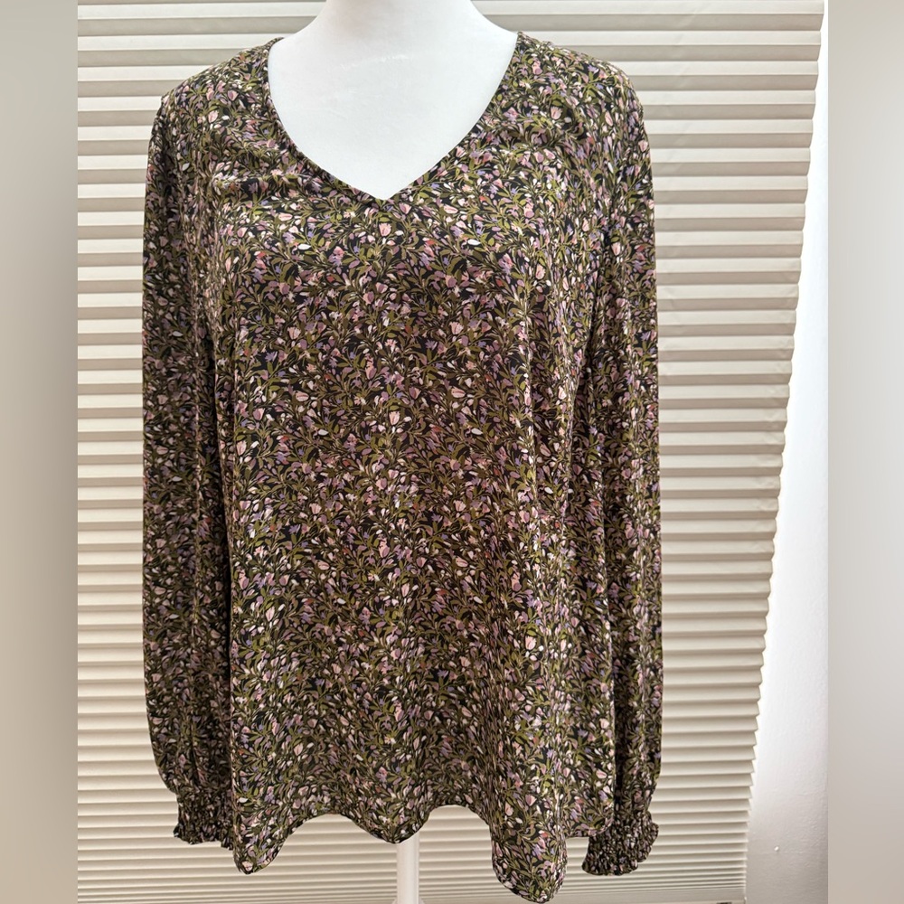 CAbi Choral Floral V-Neck Blouse Size Medium